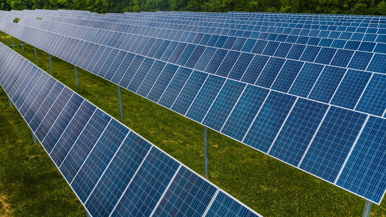 Een stekkerzonnepaneel op het schuurtje: zinvol of speelgoed?