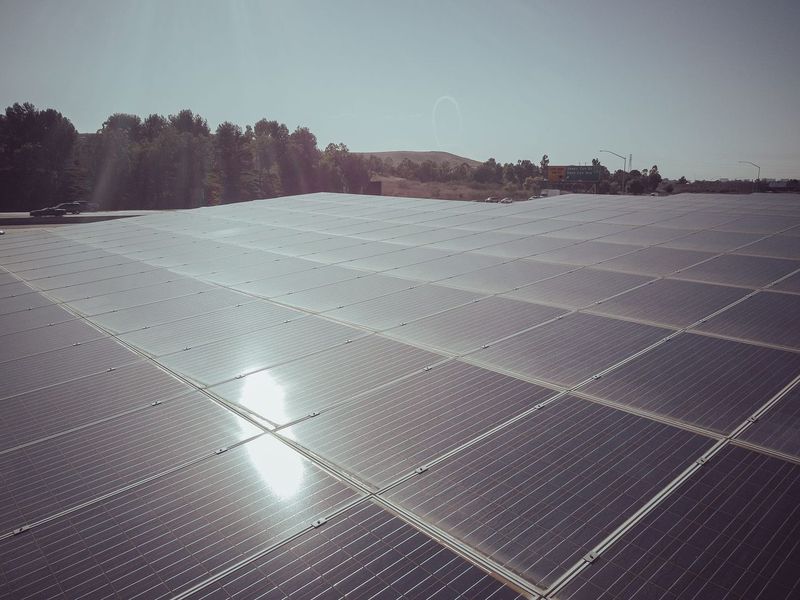 Terugleverkosten uitgelegd: waarom zonnepanelen geld kunnen kosten