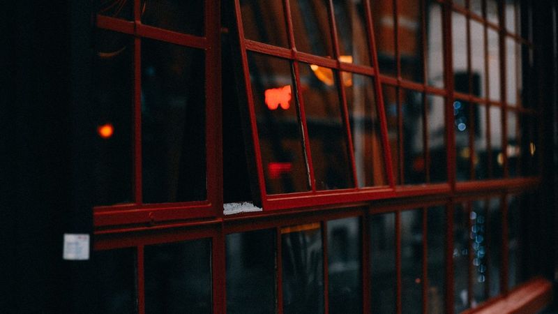 Ventileren in de winter zonder warmte weg te gooien: luchten, roosters en een CO2-meter